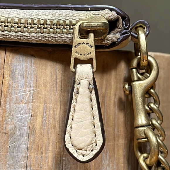 COACH X JENNIFER LOPEZ CORNER ZIP WRISTLET WITH NYC SKYLINE - Picture 6 of 16